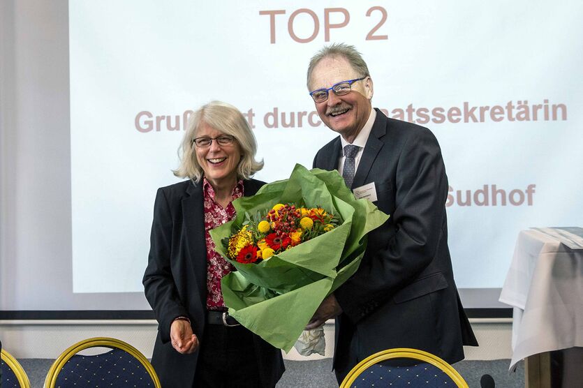 Der scheidende Bundesvorsitzende Peter Dormanns bedankt sich mit einem Blumenstrauß für das herzliche Grußwort der Staatssekretärin im BMVg, Dr. Margaretha Sudhoff. 