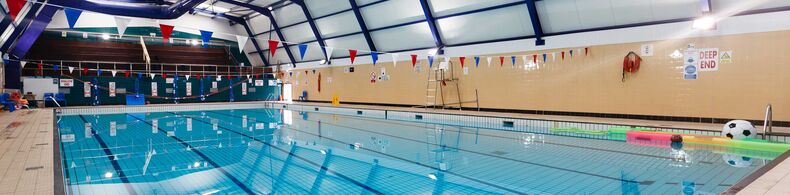 Beheiztes Schwimmbad mit 25-Meter-Becken