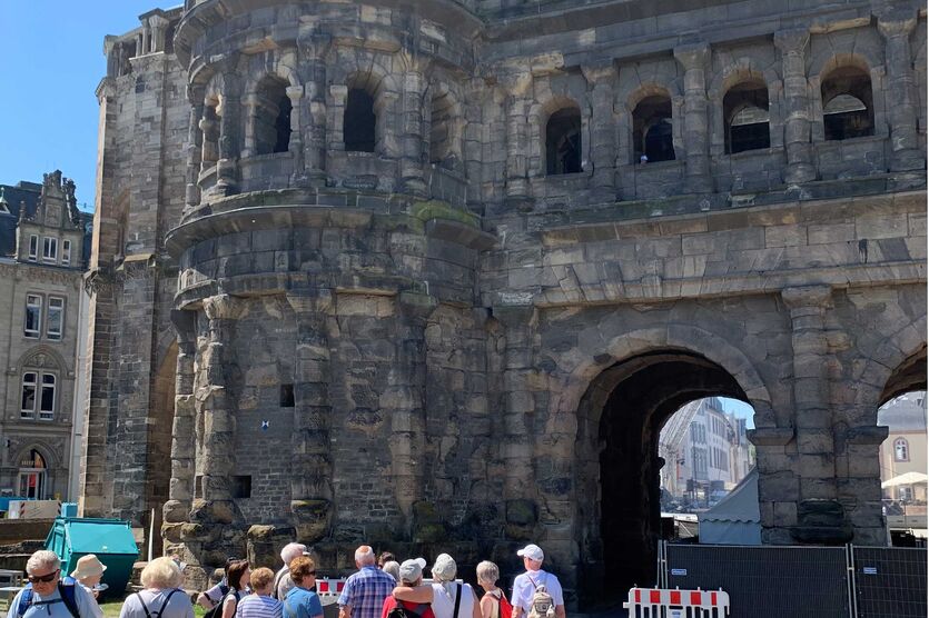 Die Reisegruppe vor der Porta Nigra in Trier, der ältesten Stadt Deutschlands. 