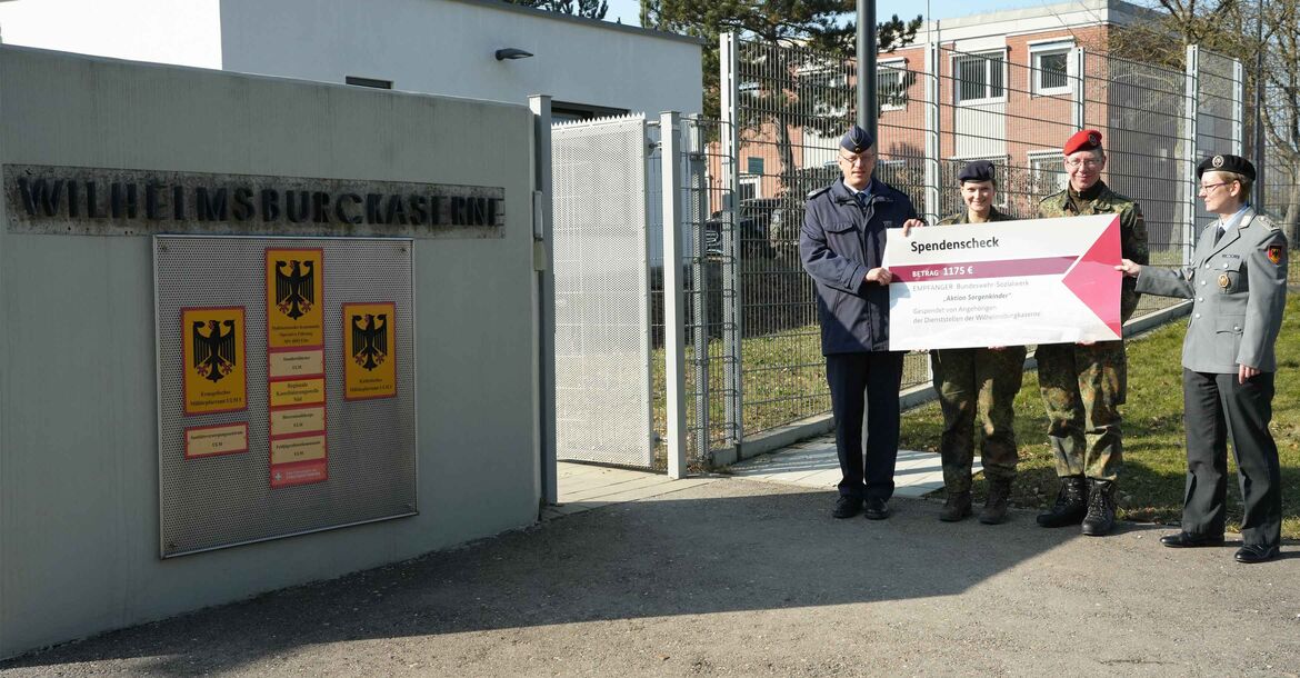 Angehörige der Wilhelmsburg-Kaserne übergeben den symbolischen Spendenscheck an den Bereichsvorsitzenden Süd, Oberstleutnant Wolfgang Schwörer (li.). 