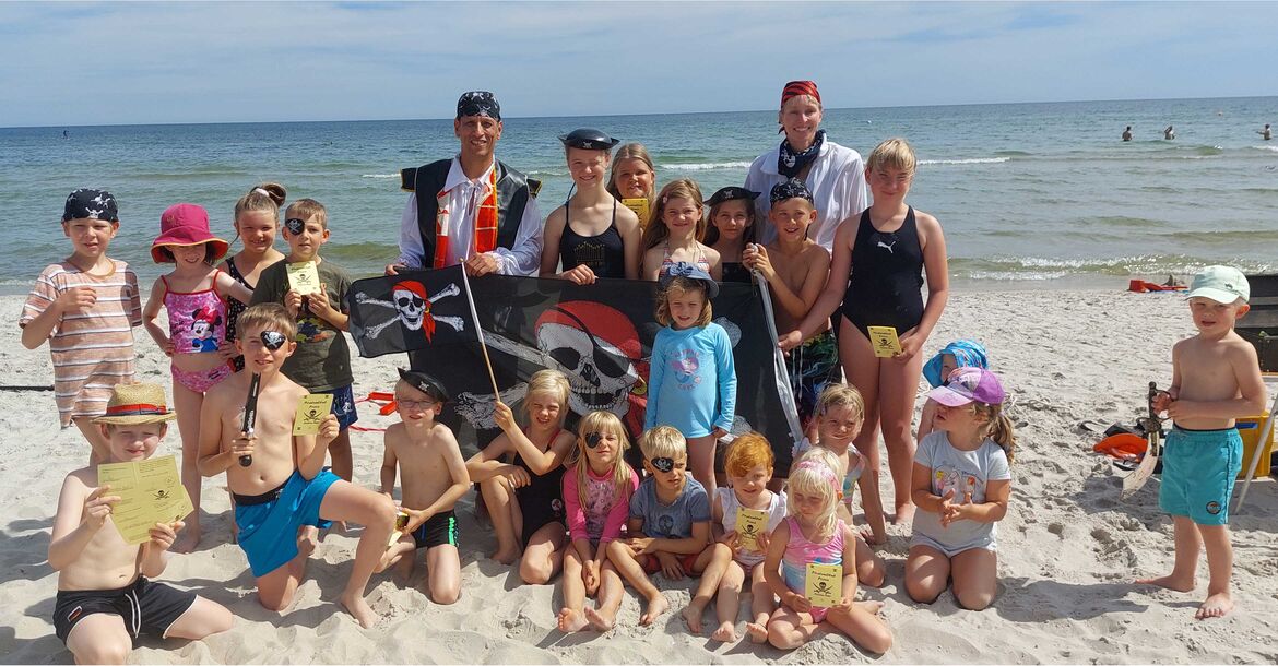 Mit der Piratentaufe am Strand der Ostsee wurden zahlreiche große und kleine Piraten in den PiratenClub Prora aufgenommen. 