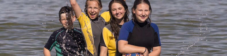 Jugendcamp Prora auf Rügen an der Ostsee - Gute Laune auf dem Surfbrett