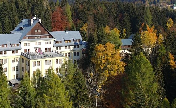 Hotel Bedřichov im Riesengebirge - Außenansicht Hauptgebäude 